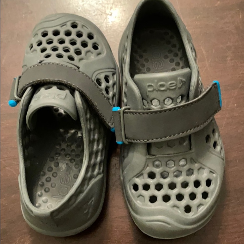 Plae toddler water shoes size 8